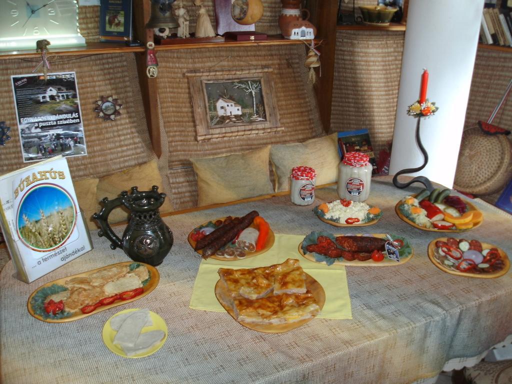 Jakabszállás 热代翁坦亚宾馆旅馆 外观 照片