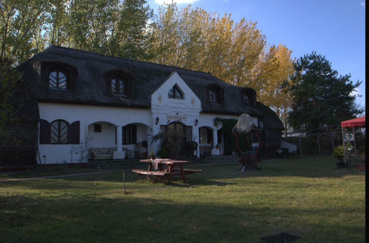 Jakabszállás 热代翁坦亚宾馆旅馆 外观 照片