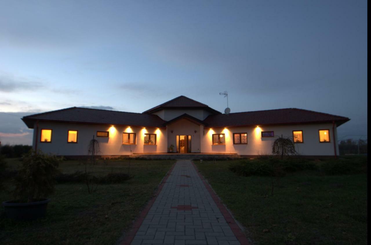 Jakabszállás 热代翁坦亚宾馆旅馆 外观 照片